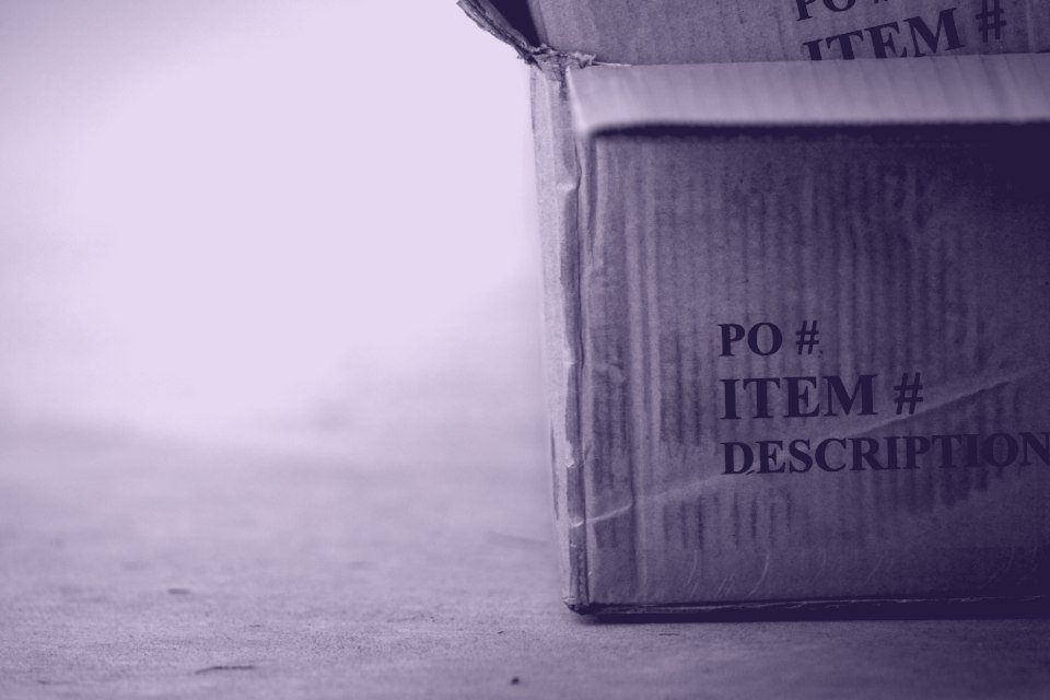 Caja de cartón de un envío con campos de pedido impresos