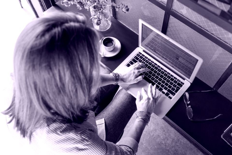 Responsable de una tienda online trabajando en el portátil