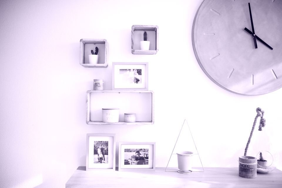 Estantería decorada con jarrones y objetos para el hogar
