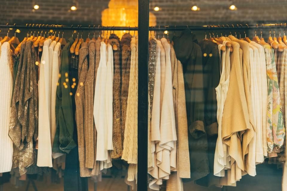 Percha con ropa en tonos naturales en una de las tiendas WooCommerce con IA de nuestros clientes