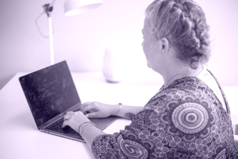 Persona trabajando en el diseño de una tienda online